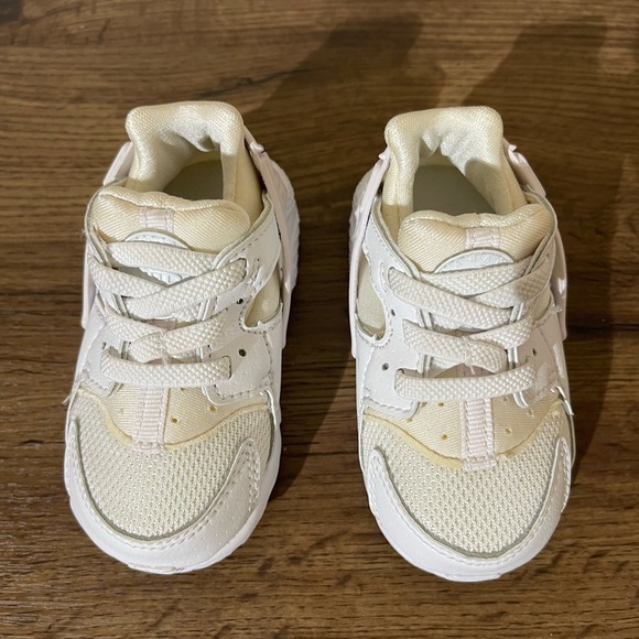 Nike Kids White Sneakers - Picture 6 of 9